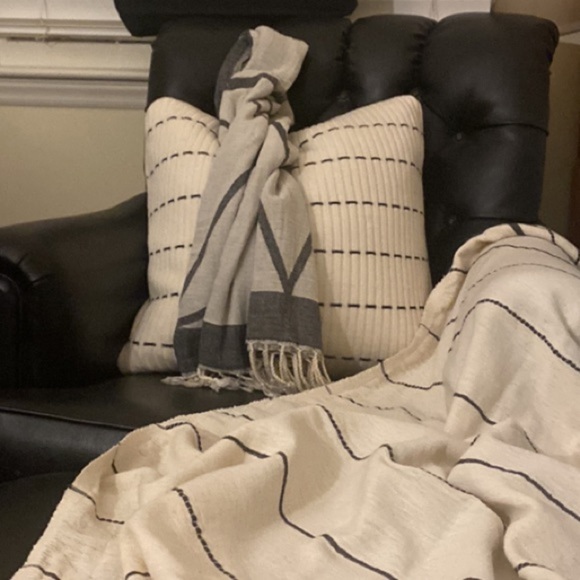 Comfort Set Pillow, Throw & Wrap Natural Black Woven Cashmere Blend Fabulous Set - Picture 5 of 15